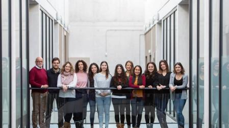 De izda a dcha: Pedro García, Víctor Sánchez, Esther Jiménez, Begoña Elizalde, Amaia Azcona, Marcela Bejarano, Mayte Huertas, Victoria Bogino, Juliana Suárez, Carolina Cortés, Raquel Bernabé y Lucía Martínez