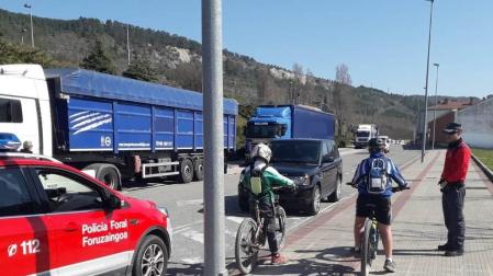 Policía Foral se moviliza para informar a los ciudadanos del estado de alarma