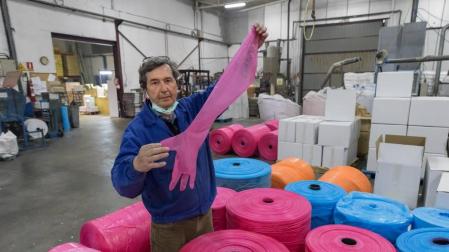 Javier Areso Portell, gerente de Industrias Areso, en Cascante, con guantes que fabrica la empresa para el sector veterinario.