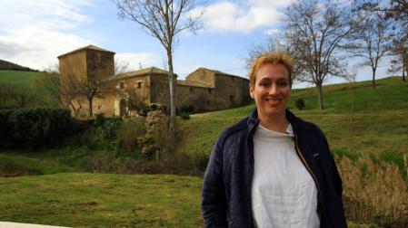 Izaskun Adot posaba el viernes en Larraya, el pueblo en el que reside con su familia desde hace tres años.