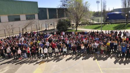 Estudiantes del IES Ribera del Arga de Secundaria y Bachillerato posaron para la fotografía en el patio del centro educativo.