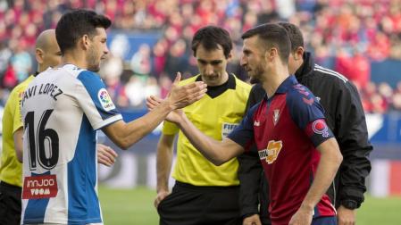 Los capitanes del Espanyol y de Osasuna, Javi López y Oier Sanjurjo, se estrechan la mano en el partido del pasado 8 de marzo.