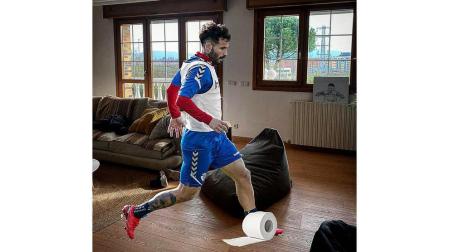Como broma, el jugador de Osasuna ha publicado un fotomontaje en el que sale en su casa controlando con el pie un rollo de papel higiénico