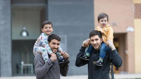 A la izquierda, Alejandro Lemine Luque con su hijo Alejandro Lemine Font, y a la derecha, Lucas Tripodi, con su pequeño Juan Román Tripodi Crego.