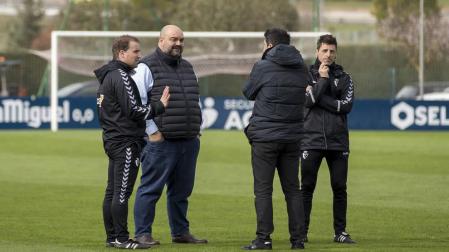 Braulio Vázquez y Cata charlan con Jagoba Arrasate y Bittor Alkiza después de un entrenamiento de Osasuna en febrero.
