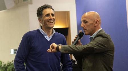 Juan Mari Guajardo bromea con Miguel Induráin durante la presentación del equipo Telcom-Clima On-Osés.