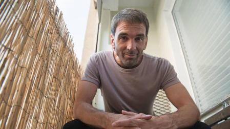 Mikel G. Otamendi, en el balcón de su casa, en el barrio pamplonés de San Juan.