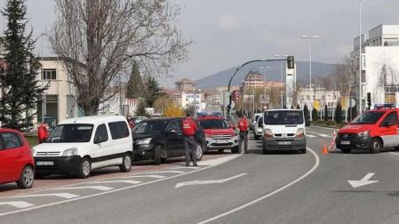 Control montado este jueves por Policía Foral en la rotonda de Bomberos de Cordovilla. A la derecha, de espaldas, Juan Carlos Zapico, jefe de la Policía Foral.