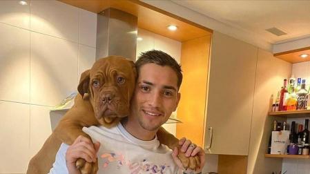 El Chimy Ávila, confinado en casa, no pierde la actitud positiva ante todo. En la foto, en la cocina junto a su perra Luna.