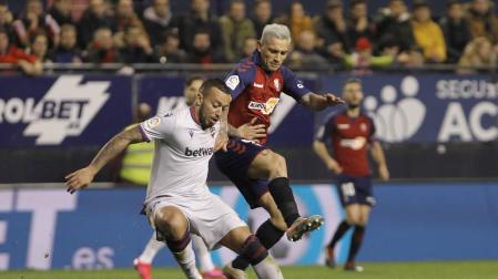 El Chimy Ávila presiona a Rubén Vezo, del Levante, en la jugada de la grave lesión de rodilla que se produjo el 24 de enero.