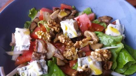 Nueces, gorgonzola y hongos