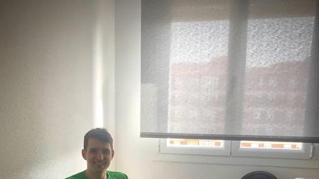 Carlos Chocarro, en su casa junto al ordenador en el que trabaja y el material que usa para entrenar.