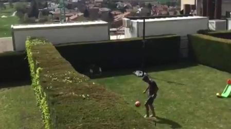 Ingenio rojillo en la cuarentena: Navas y Mérida juegan de jardín a jardín sin verse