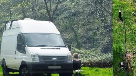 La pareja, aparcada junto al río.