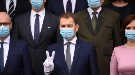 El populista Matovic saluda, junto a su gabinete.