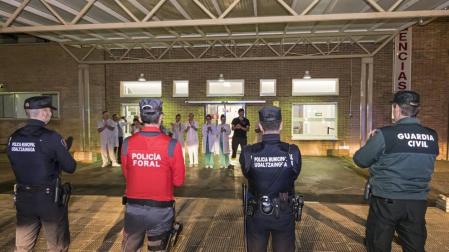 Policías y sanitarios se aplauden en el hospital García Orcoyen