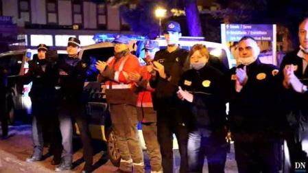 Vídeo | Las policías de Navarra homenajean juntas a los sanitarios en el CHN