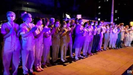 Vídeo | Las policías de Navarra homenajean juntas a los sanitarios en el CHN