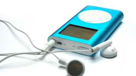 Escuchar música, la actividad más seguida en España