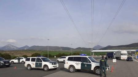Control de la Guardia Civil recordando que los viajes no están permitidos