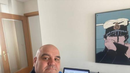 Cata, secretario técnico de Osasuna, se fotografía en su piso de Pamplona, lugar de trabajo durante estos días de cuarentena.