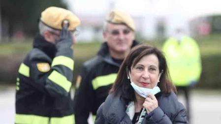 Robles dice que el Ejército ha encontrado en residencias a ancianos muertos en camas