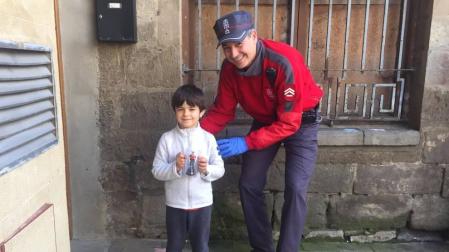 Policía Foral deja al Ratoncito Pérez ir a visitar a un niño al que se le ha caído un diente