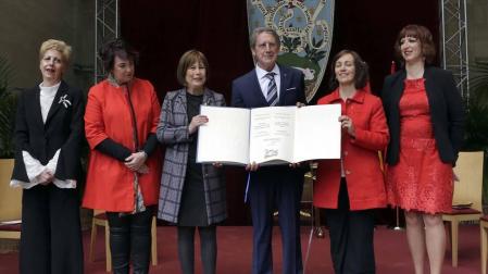 El escritor, docente, investigador y divulgador llama a "mimar la educación y la cultura", que ha definido como "un modo de vivir humanizado"