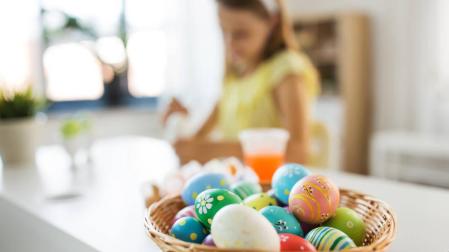 Fotografía manualidad para niños huevos de Pascua.