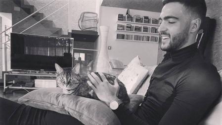 El navarro Mikel Merino, junto a su mascota, en su domicilio de Pamplona donde pasa la cuarentena.