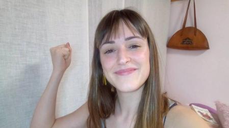 Garazi Larunbe, con el brazo en alto, este martes en casa después de la entrevista.