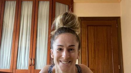 La internacional navarra Nerea Pena Abaurrea, subcampeona mundial, apoyada en una pelota de pilates.