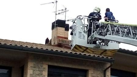 Los bomberos subiendo a un tejado en una operación anterior