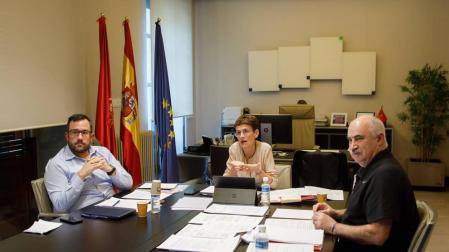 La presidenta María Chivite junto con los dos vicepresidentes del Gobierno de Navarra
