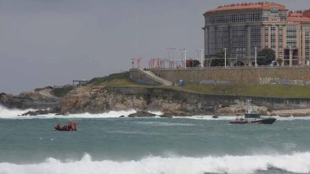 Se reanuda la búsqueda de la joven arrastrada por el mar en A Coruña