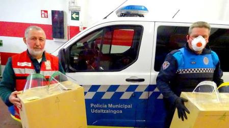 Policía Municipal de Pamplona recoge y distribuye pantallas contra el coronavirus