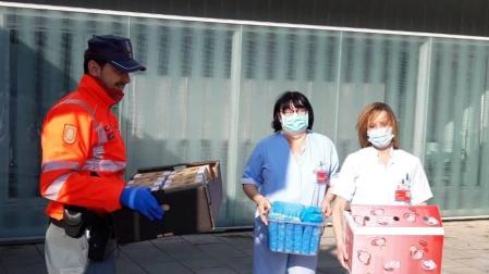 Un vecino de Lantz dona calzas sanitarias desechable y 63 cajas de pastas