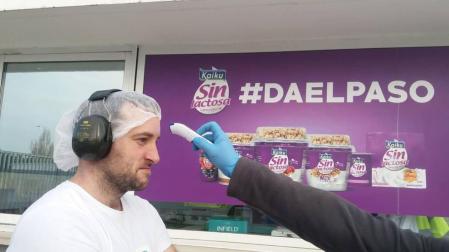 Un trabajador de Kaiku se toma la temperatura.