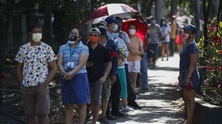 Confinados en jaulas y castigados al sol por violar cuarentena en Filipinas