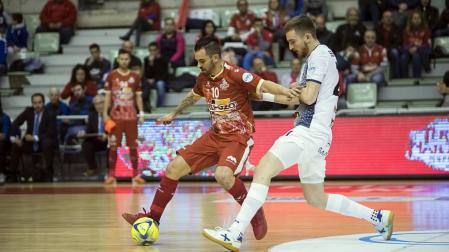 El jugador de Aspil Sergio González intenta robarle el cuero al pivot de ElPozo Álex.
