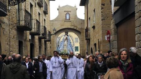 De la peste, en sus apariciones de 1348 y 1599; el cólera, que azotó con virulencia la ribera en 1855; y la gripe mal llamada española de 1918, hay referencias documentales que sitúan a la comunidad foral a lo largo de la historia ante males que azotaron y diezmaron su demografía.