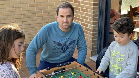Jagoba Arrasate posa en su hogar de Mutilva junto a dos de sus hijos, Xuhare y Luka, este viernes después de la entrevista con Diario de Navarra.