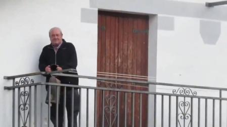 Pedro Jesús Baines, inmortalizado en una de las dos citas diarias en las que sale a su balcón.