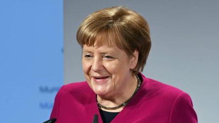 Merkel advierte que "Europa tiene enemigos" y señala a Rusia y Steve Bannon