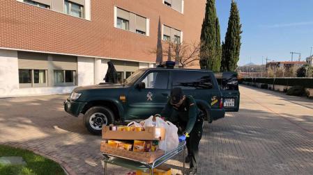 Agentes de la Guardia Civil han recogido los alimentos donados por vecinos y el Hotel el Toro y los han trasladado a la Residencia de Mayores de las Hernitas de los Pobres