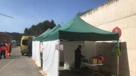 Bomberos instalan estaciones de descontaminación en los hospitales de Tudela y Estella