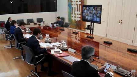 Sánchez reconoce a los presidentes autonómicos el retraso en la entrega de material