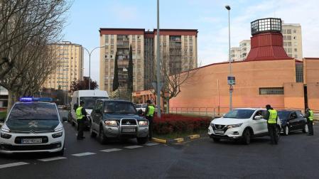 Control de la Guardia Civil para comprobar que las personas van en coche a trabajar