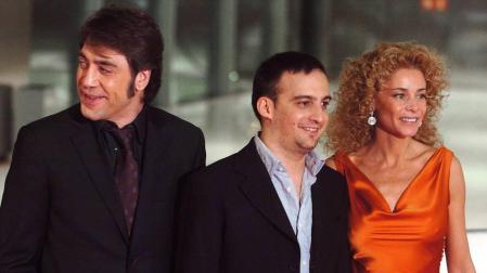 Alejandro Amenábar (centro), junto a Javier Bardem y Belén Rueda, protagonistas de la película 'Mar adentro'.