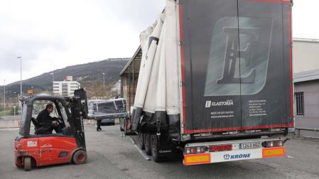 Un operario trabaja en la descarga de un camión a las puertas de Industrias del Caucho.